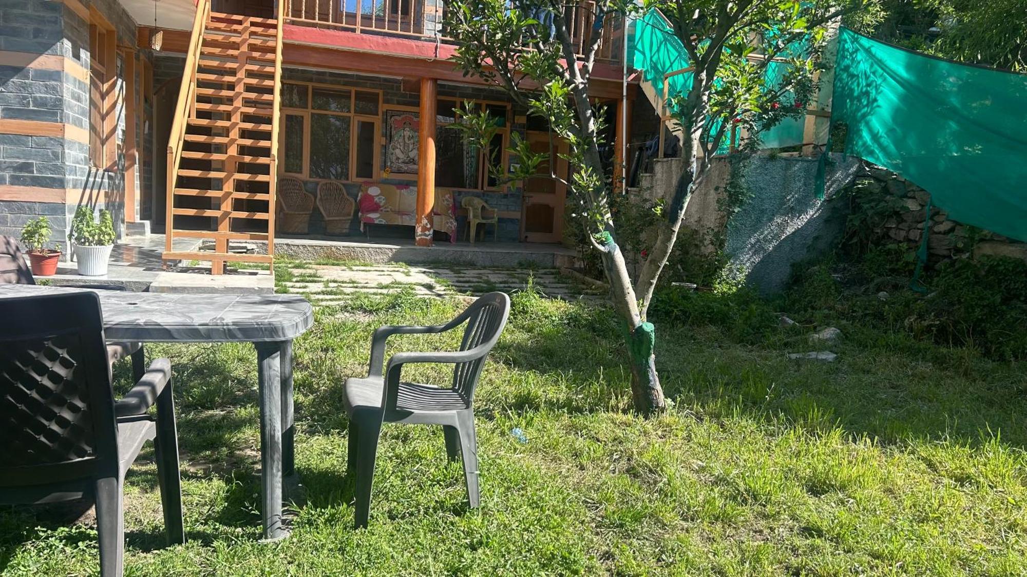 Sunface Homestay Манали Экстерьер фото