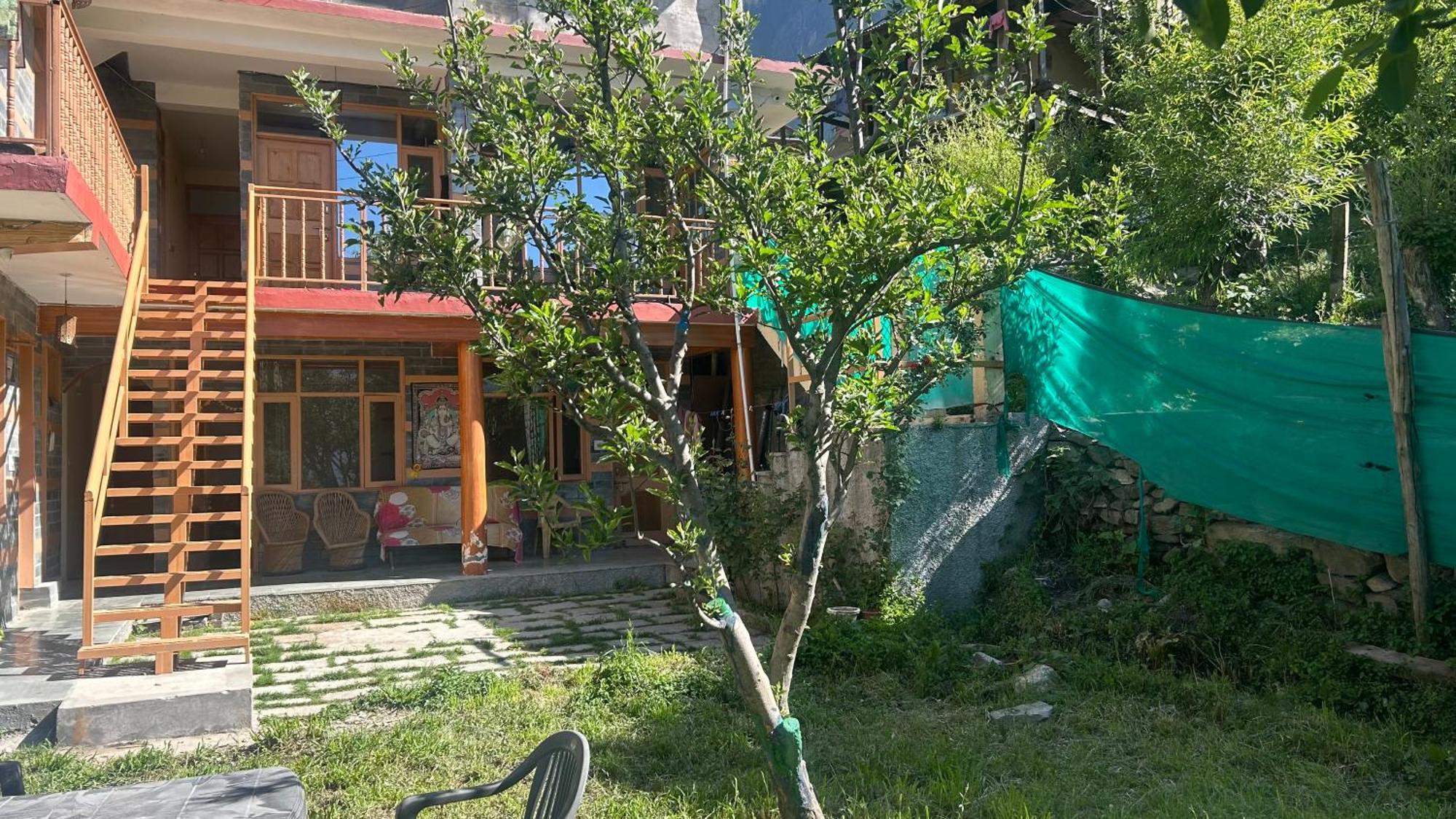 Sunface Homestay Манали Экстерьер фото