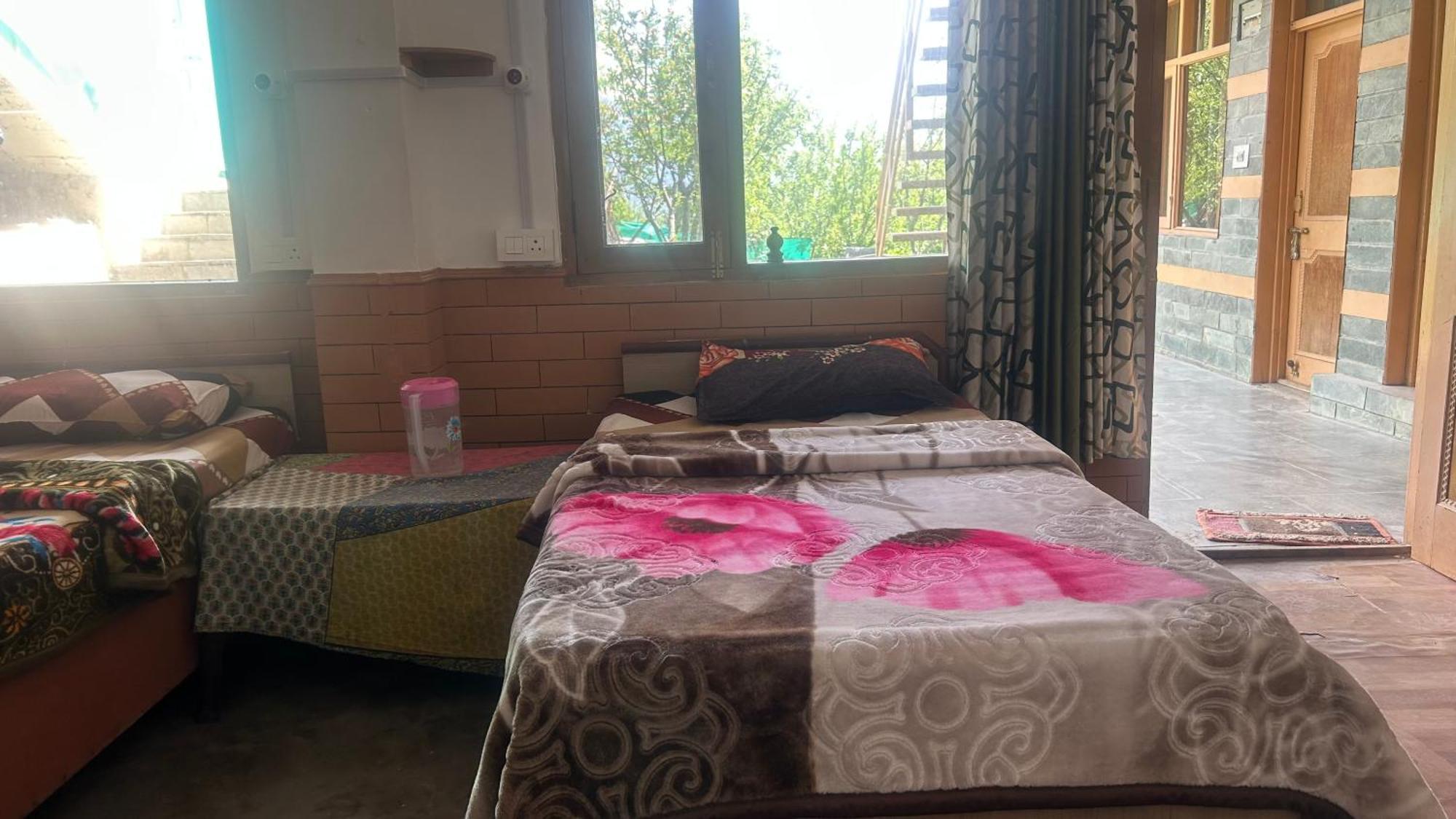 Sunface Homestay Манали Экстерьер фото